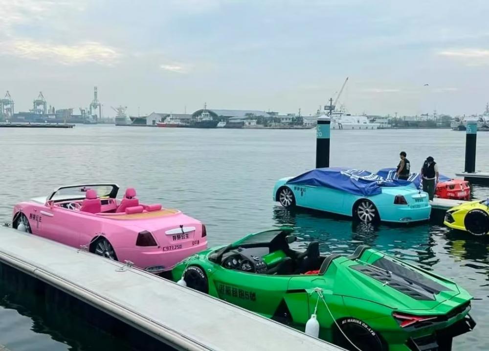 Fuel Type Jet Ski Boat for Water Sports